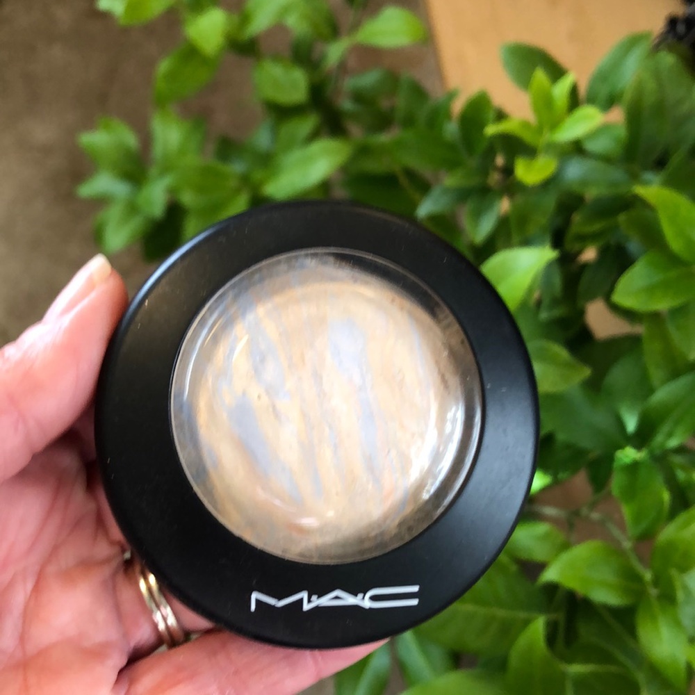 MAC mineralized skin finish in lightscape